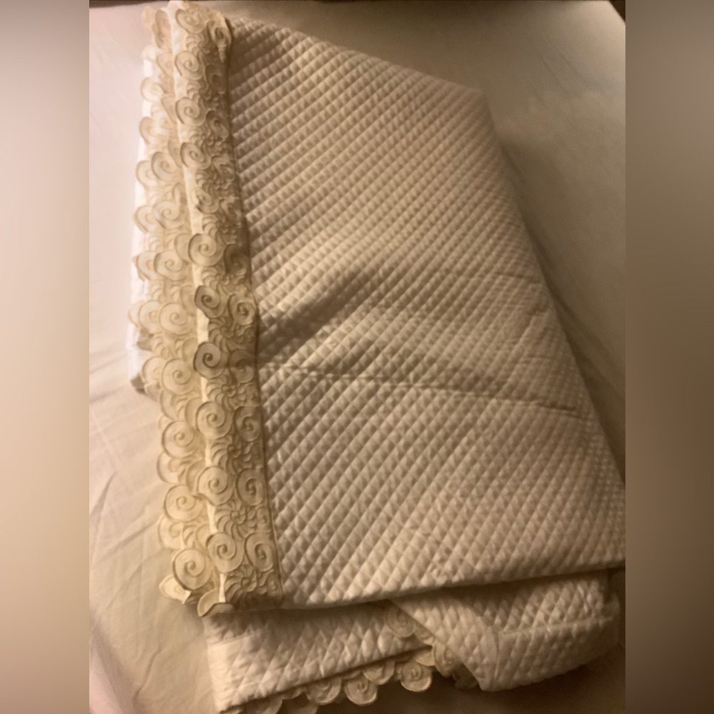 Schweitzer Linen Quilted Comforter Golden Ivory Embroidery + 2 Matching Shams - Picture 8 of 15